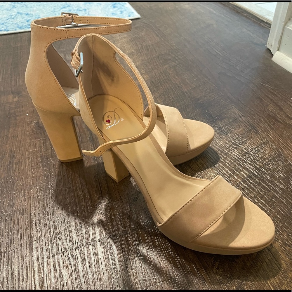 Women’s Nude Heels- Never Worn